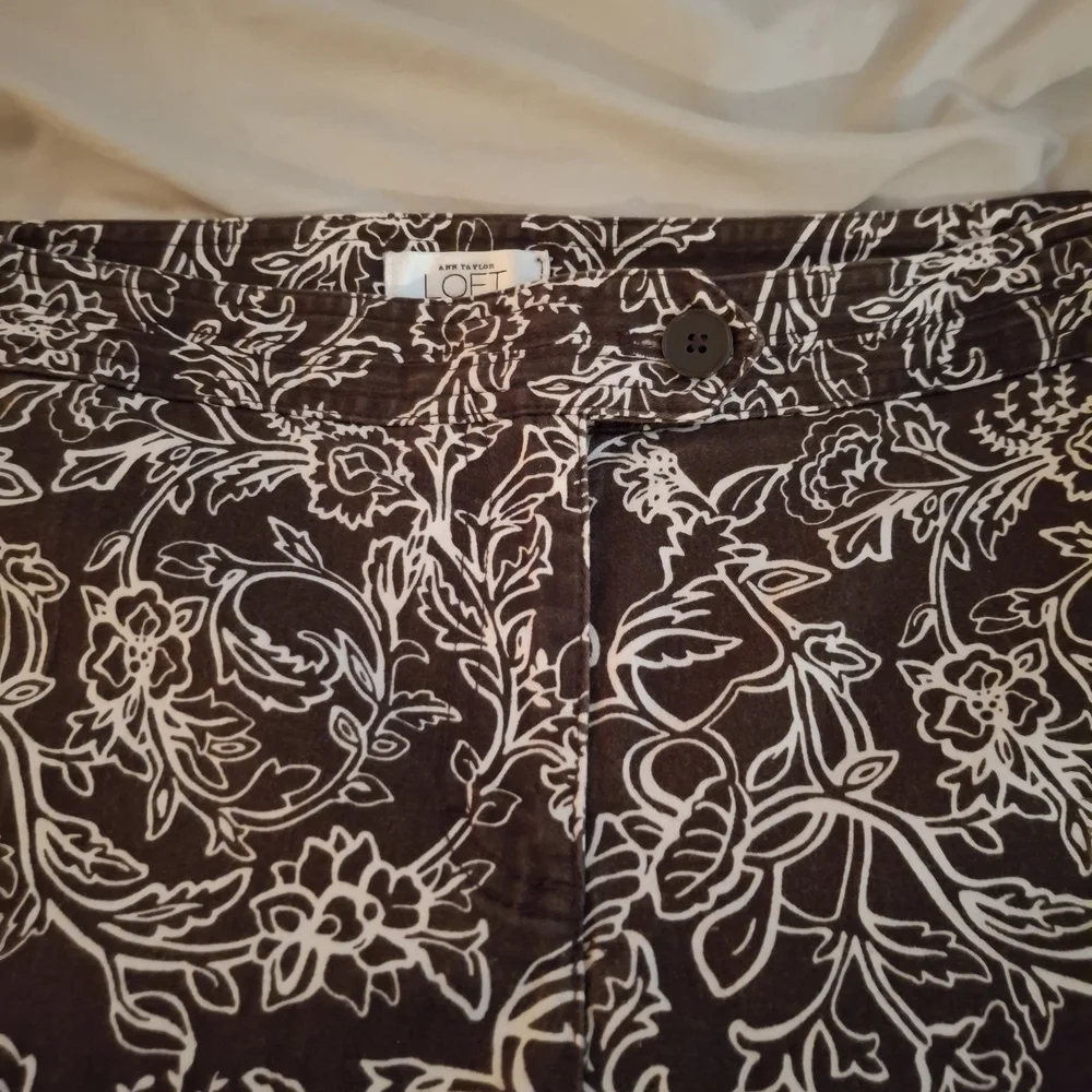 Ann Taylor LOFT Women's Brown And White Floral Capris